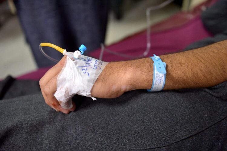 Un uomo ferito in seguito all'attacco kamikaze in Pakistan