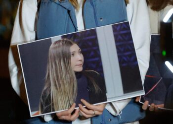 Una donna regge una foto di Victoria Roshchyn