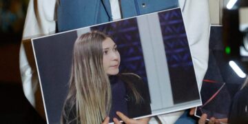 Una donna regge una foto di Victoria Roshchyn