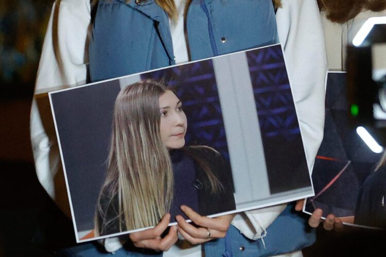 Una donna regge una foto di Victoria Roshchyn