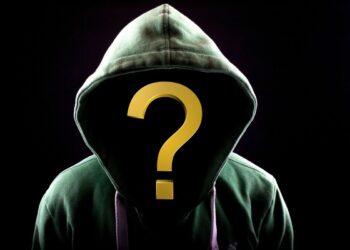 Una persona incappucciata