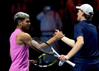 Una stretta di mano tra Sinner e Alcaraz