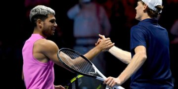 Una stretta di mano tra Sinner e Alcaraz