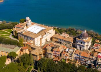 Una veduta aerea del Palazzo Apostolico di proprietà papale a Castel Gandolfo