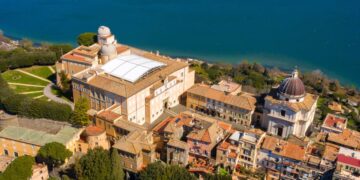 Una veduta aerea del Palazzo Apostolico di proprietà papale a Castel Gandolfo