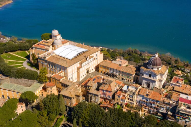 Una veduta aerea del Palazzo Apostolico di proprietà papale a Castel Gandolfo