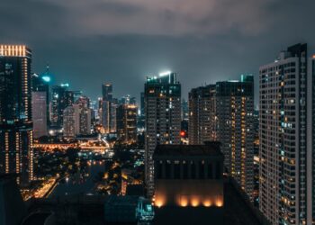 Una veduta notturna dello skyline di Giacarta