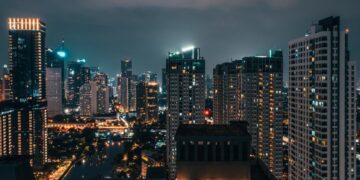 Una veduta notturna dello skyline di Giacarta
