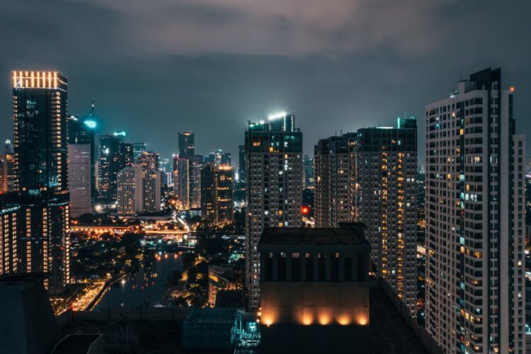Una veduta notturna dello skyline di Giacarta
