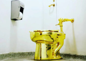Venduto all'asta il water d'oro di Maurizio Cattelan