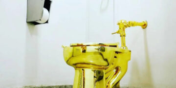Venduto all'asta il water d'oro di Maurizio Cattelan