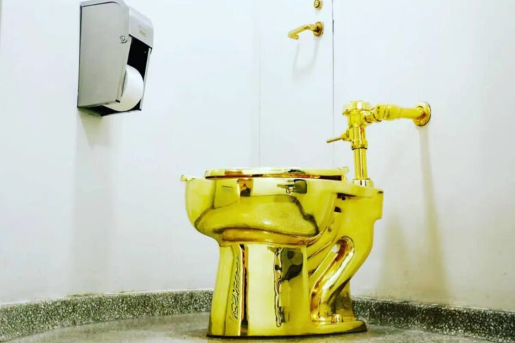Venduto all'asta il water d'oro di Maurizio Cattelan