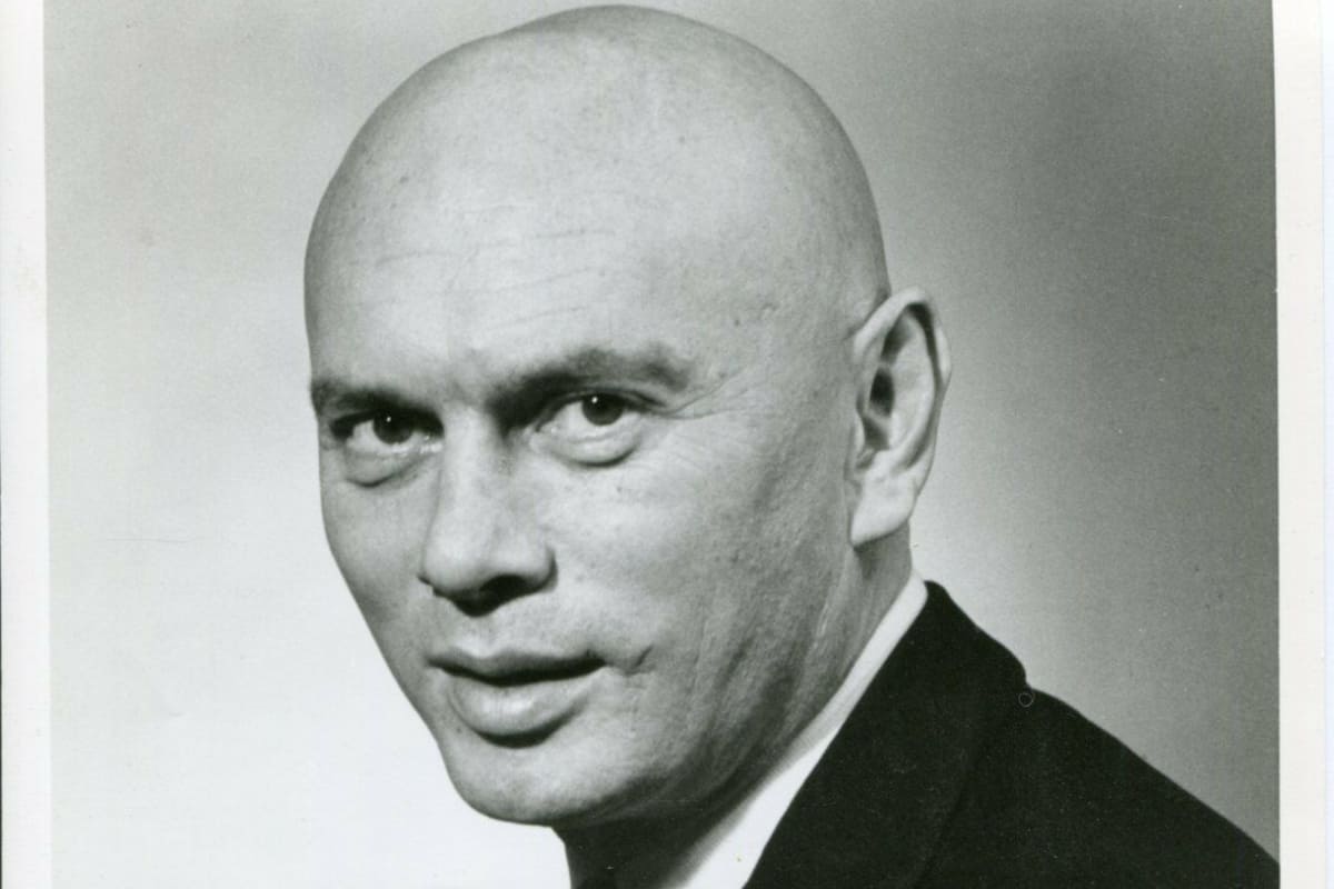 Un primo piano di Yul Brynner