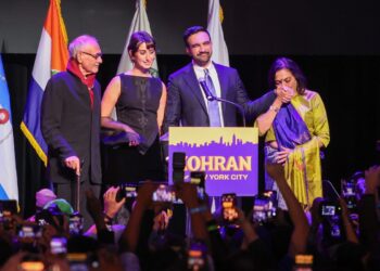 Zohran Mamdani con la sua famiglia dopo la vittoria delle elezioni a New York
