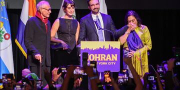 Zohran Mamdani con la sua famiglia dopo la vittoria delle elezioni a New York