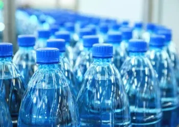 Perché gli italiani comprano sempre più acqua in bottiglia anche se costa 100 volte di più