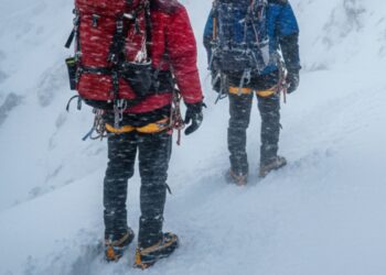Due alpinisti sul monte Panbari in Nepal