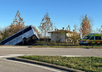 Pordenone, bus con 20 studenti finisce in un fosso dopo scontro con auto: un ferito grave