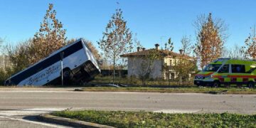 Pordenone, bus con 20 studenti finisce in un fosso dopo scontro con auto: un ferito grave
