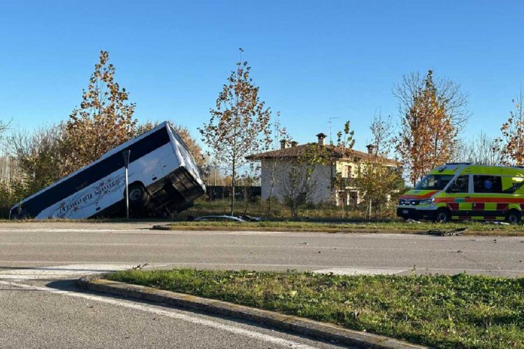 Pordenone, bus con 20 studenti finisce in un fosso dopo scontro con auto: un ferito grave