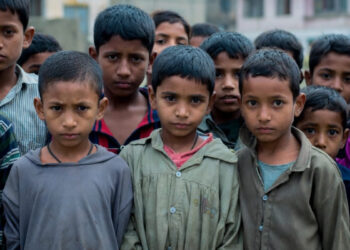 Un gruppo di bambini poveri