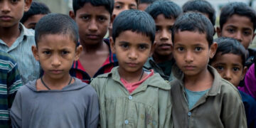 Un gruppo di bambini poveri