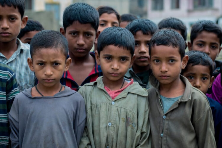 Un gruppo di bambini poveri