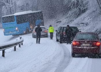 Bergamo, bus carico di studenti scivola sulla neve: la situazione