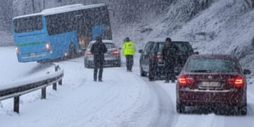 Bergamo, bus carico di studenti scivola sulla neve: la situazione