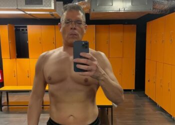 Daniele Capezzone a torso nudo