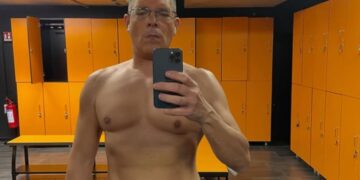 Daniele Capezzone a torso nudo