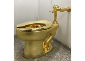 All’asta da Sotheby’s il water d’oro di Cattelan, stima fino a 10 milioni