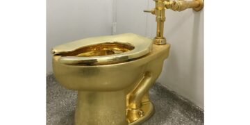 All’asta da Sotheby’s il water d’oro di Cattelan, stima fino a 10 milioni