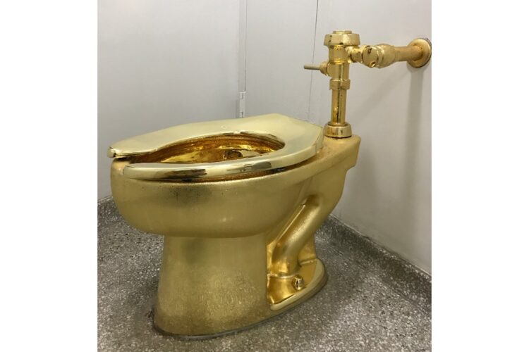 All’asta da Sotheby’s il water d’oro di Cattelan, stima fino a 10 milioni