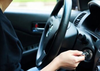 Cosa fare prima di avviare l’auto: il gesto semplice che può allungare la vita del motore