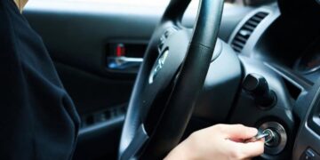 Cosa fare prima di avviare l’auto: il gesto semplice che può allungare la vita del motore