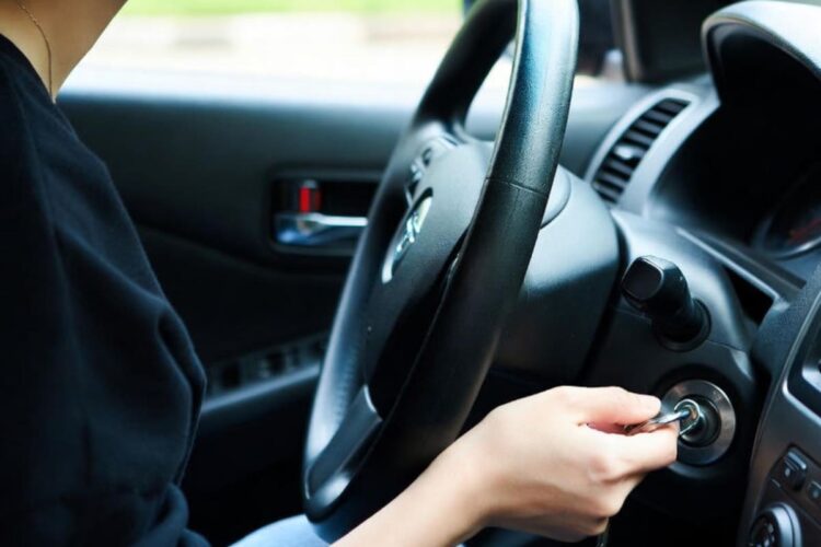 Cosa fare prima di avviare l’auto: il gesto semplice che può allungare la vita del motore