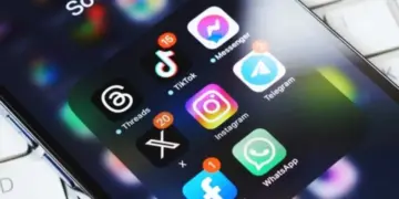 Danimarca vieta i social ai minori di 15 anni: “Serve più tutela per i giovani”