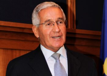 Un primo piano di Andrea De Adamich