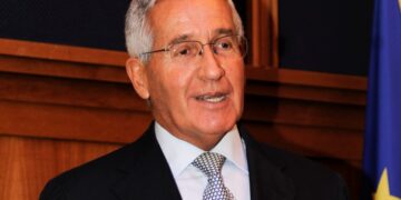 Un primo piano di Andrea De Adamich