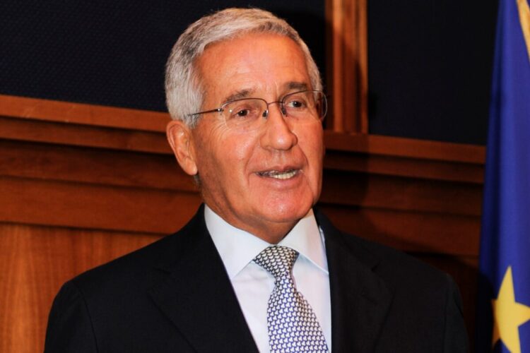 Un primo piano di Andrea De Adamich