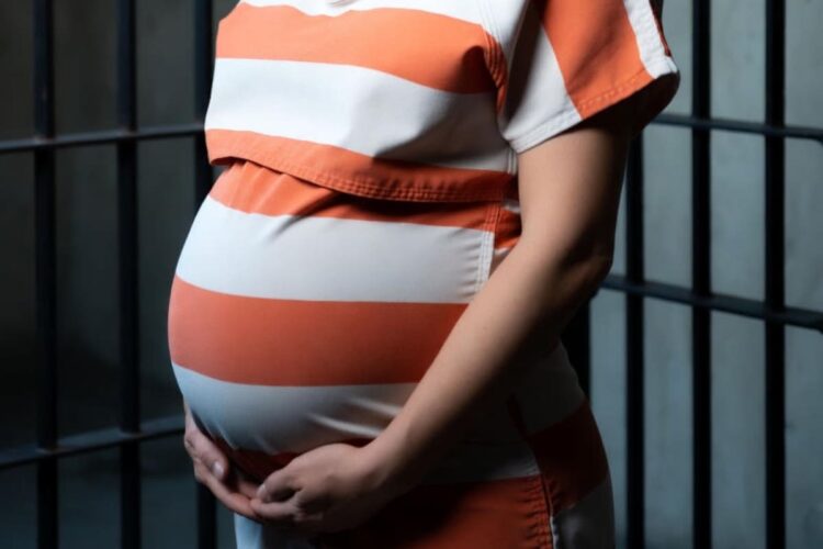 Una delle diverse donne incinte nelle carceri italiane
