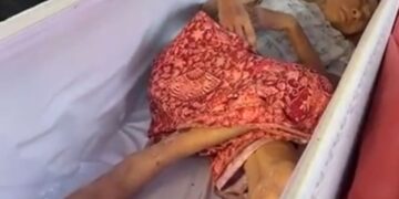 Incredibile in Thailandia: donna data per morta si muove nella bara