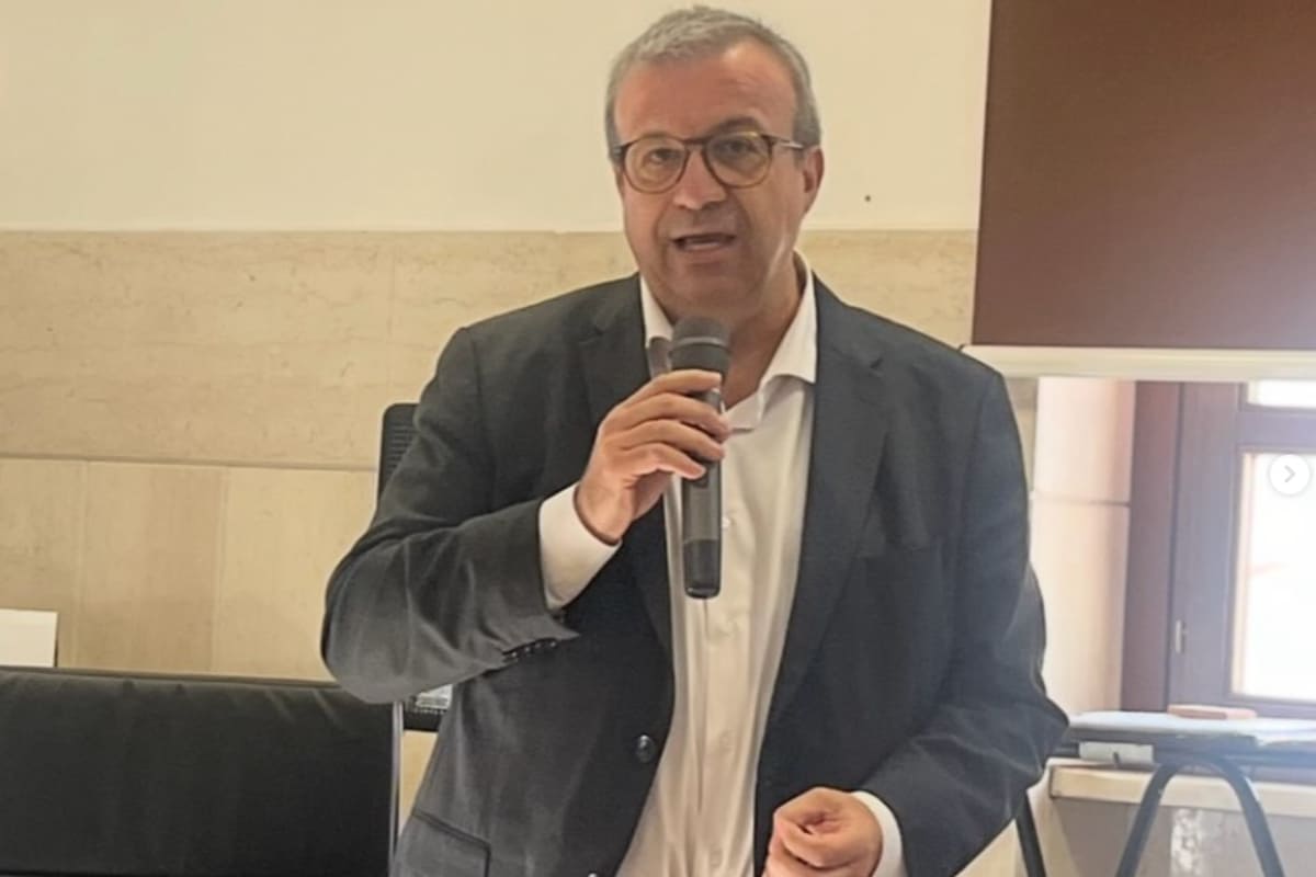 Emanuele Cani tiene un discorso