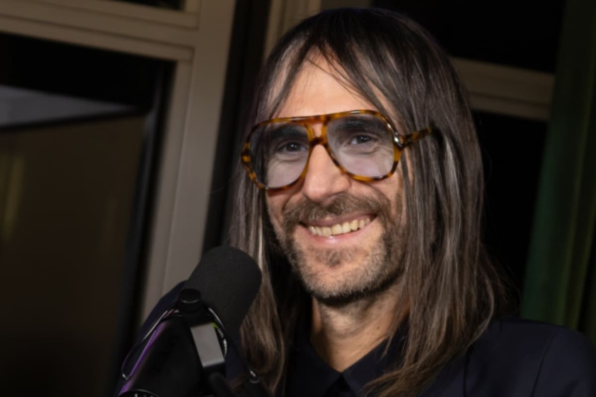 Un primo piano di Francesco Bianconi