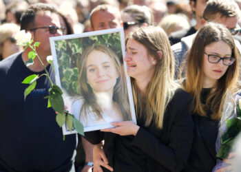 Amici e parenti piangono la morte di Ilaria Sula