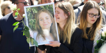 Amici e parenti piangono la morte di Ilaria Sula