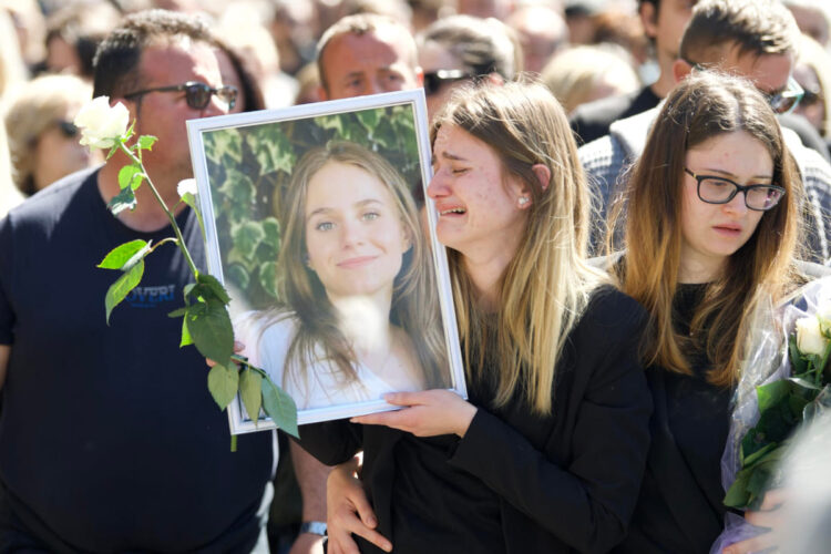 Amici e parenti piangono la morte di Ilaria Sula