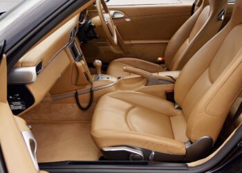 Perché il disordine in auto peggiora la guida più di quanto immagini