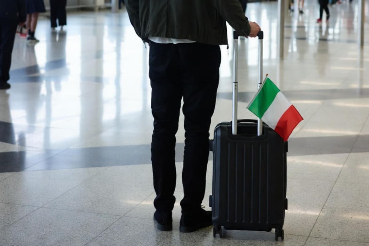 Un italiano con la valigia pronto a partire per l'estero